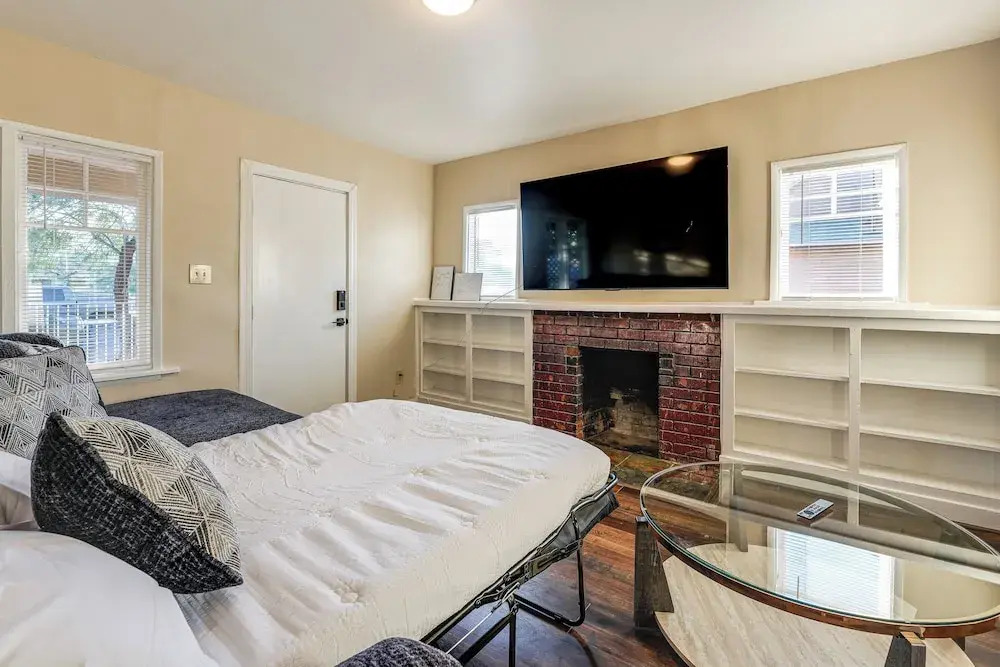 1 Mi to Dtwn, Chase Field! Getaway Near Light Rail