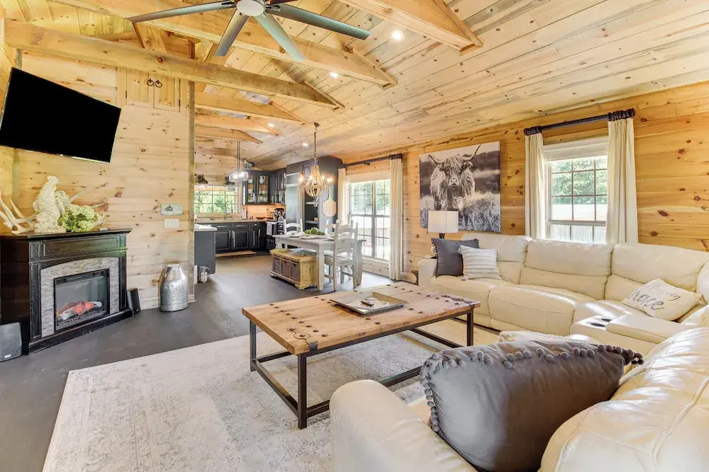 Deck & Yard: 'margy's Farmhouse' in Jasper