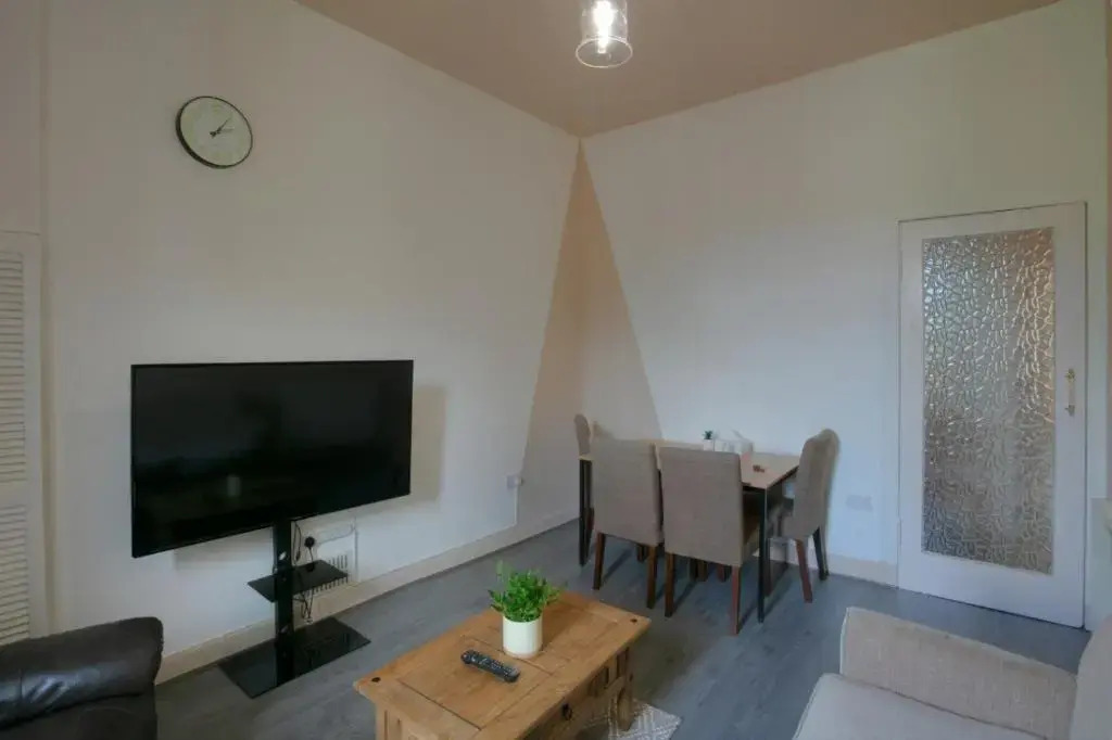 Spacious 3-Bed Apartment for Small Large Groups Close to BBC SSE Central Glasgow West End Free Parking
