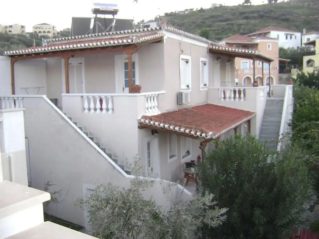 Theo Studios & Apartments