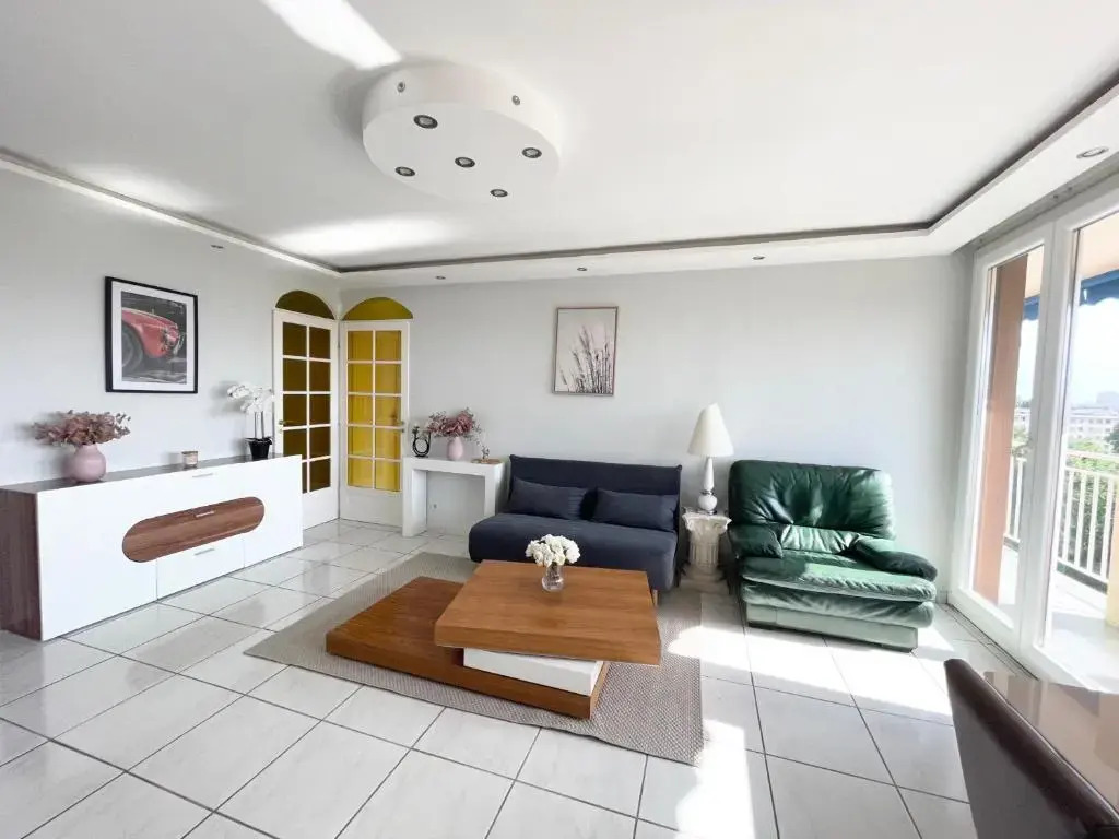 Spacieux & et agréable appartement + balcon et parking