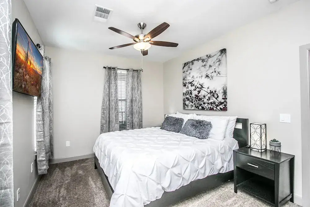 Rooftop Pool, Views, Close to Shops & Dining C4427