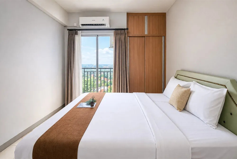 Spacious And Warm Combined Studio Room At Apartment Serpong Greenview