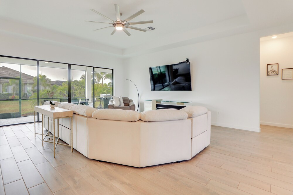 Resort-style Living! Walkable Bradenton Getaway