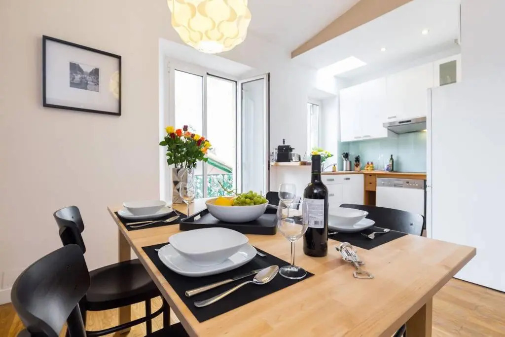 ★ Quiet Old Town Apt with AC, 5min Walk to Beach ★