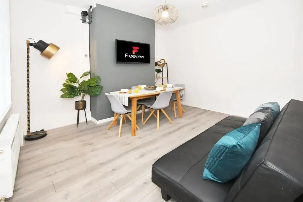 Wistaston House by YourStays 5 Bedroom House with TV in each room