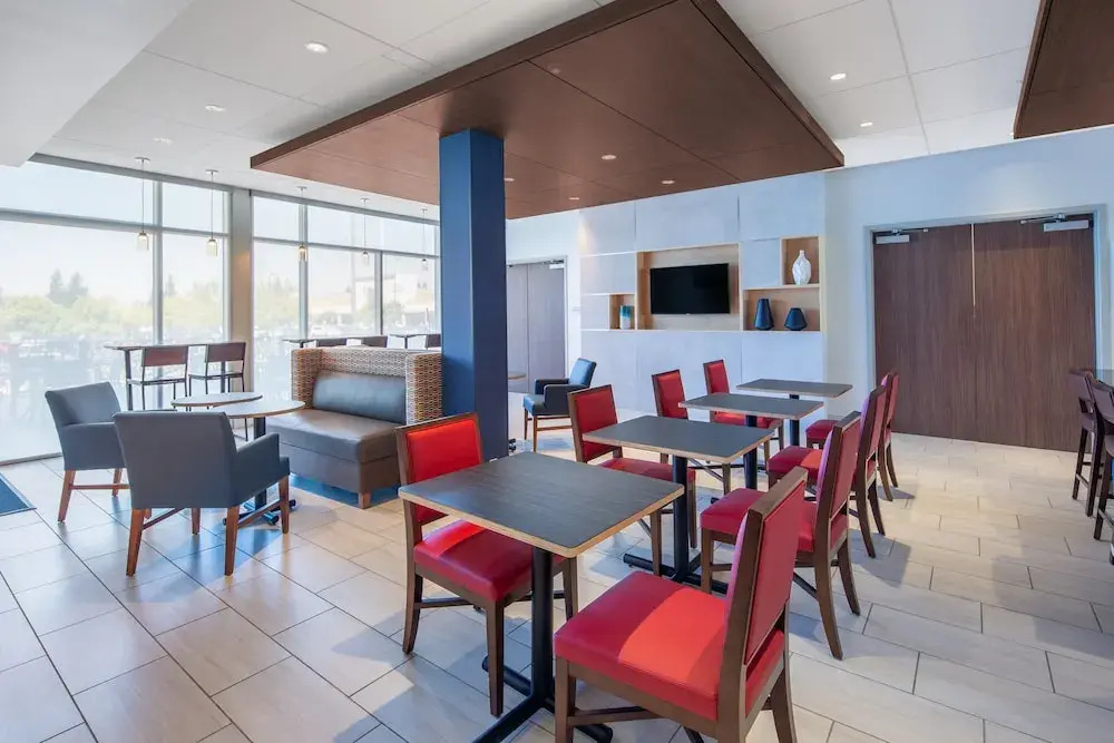 Holiday Inn Express & Suites Chico by IHG