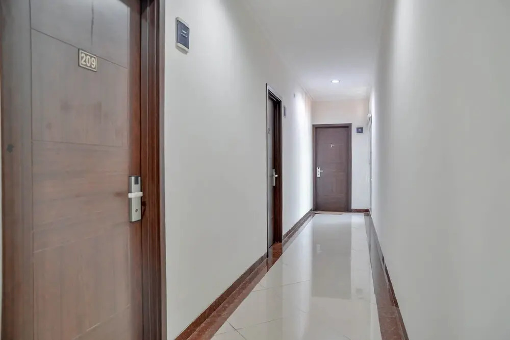 Clover Residence Near Mall Ambassador