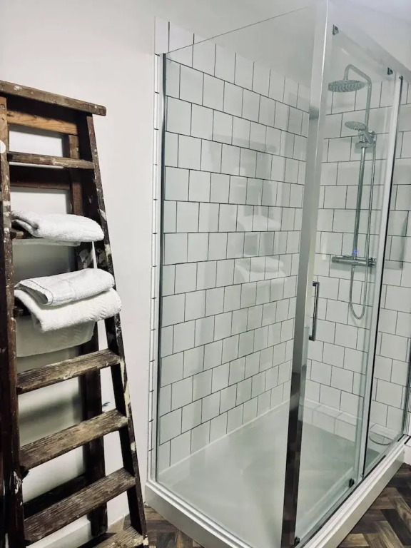 3 Bed Apartment Sleeps 7 - Pets Ok - Tv & Wifi