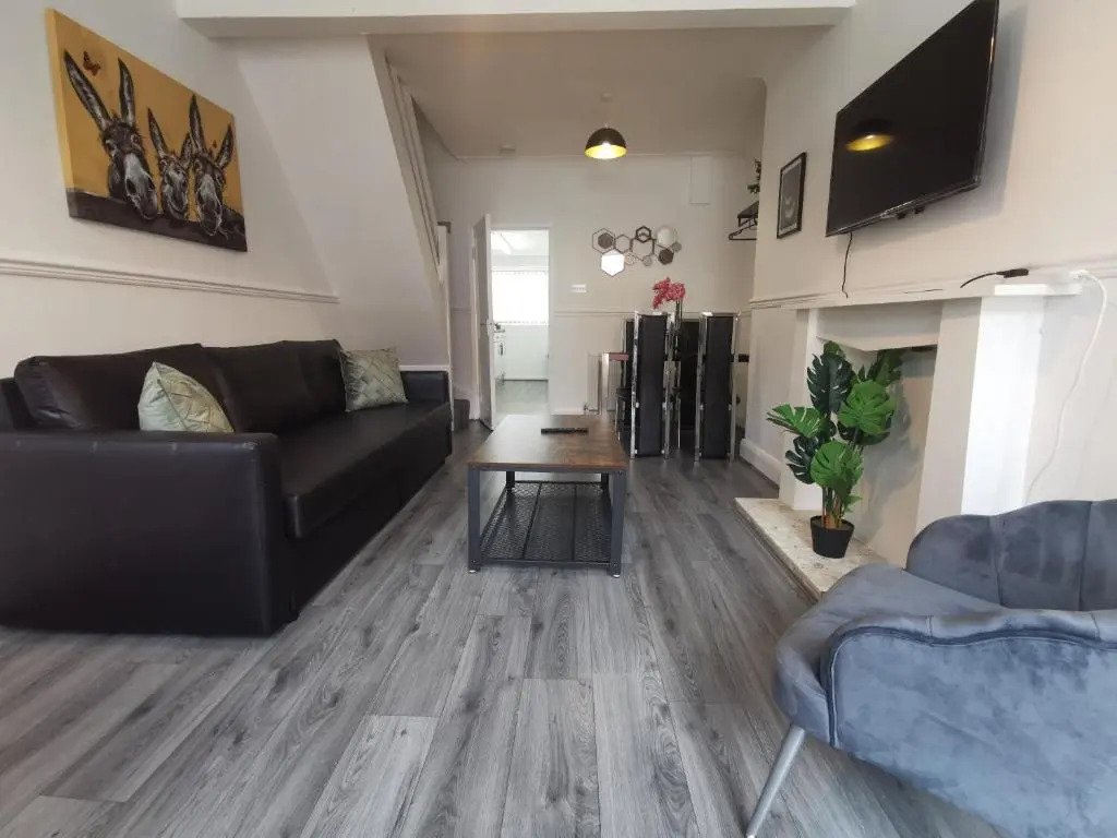 Cozy 2 Bed House - FREE Wifi and Parking - Anfield Liverpool Home