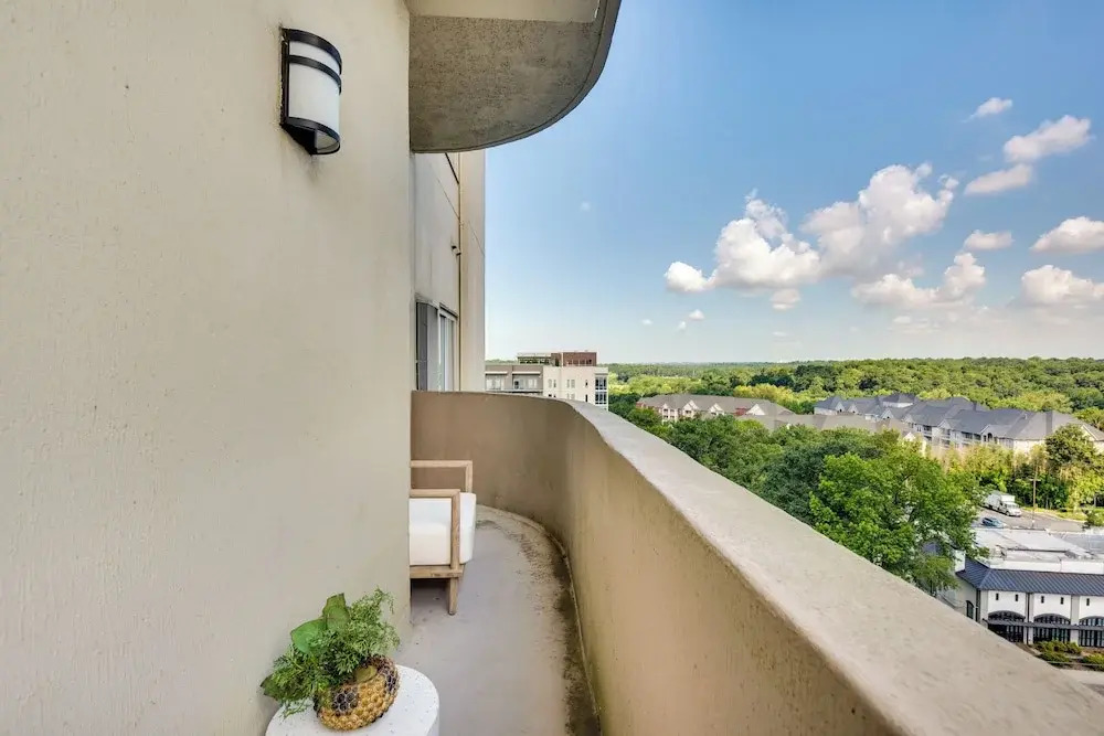 Luxury Atlanta Rental w/ Balcony: Near Buckhead!