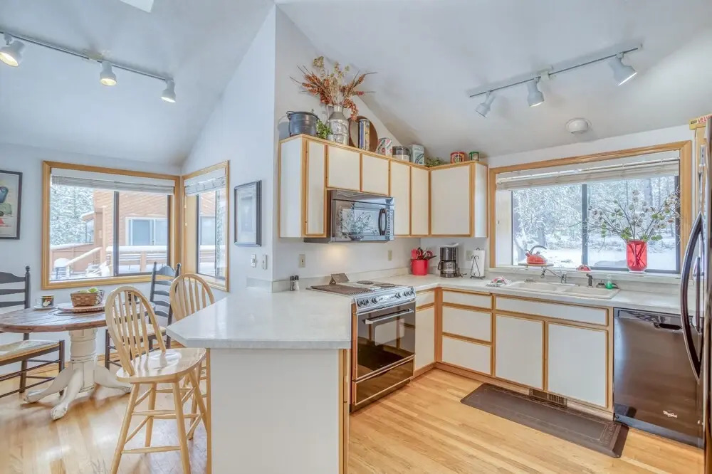 Tranquil Retreat with Outdoor Deck and Gas Fireplace - Inviting Haven