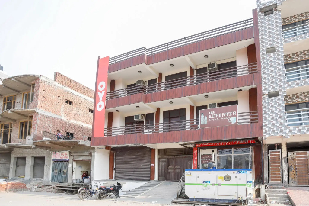 Oyo 71053 Av Residency