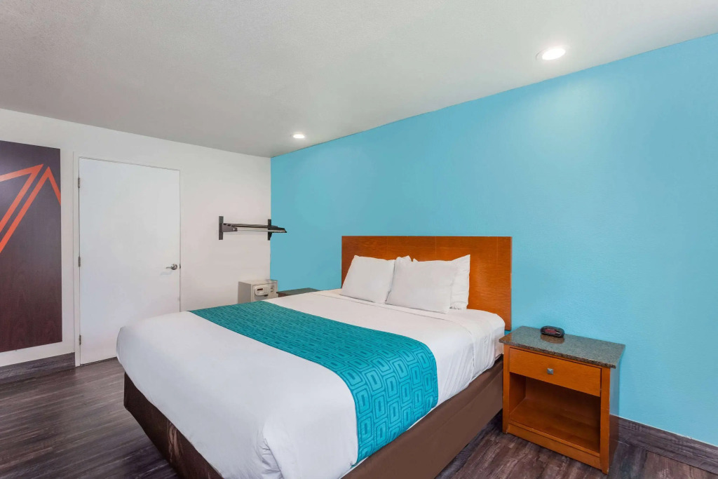Howard Johnson by Wyndham National City/San Diego South