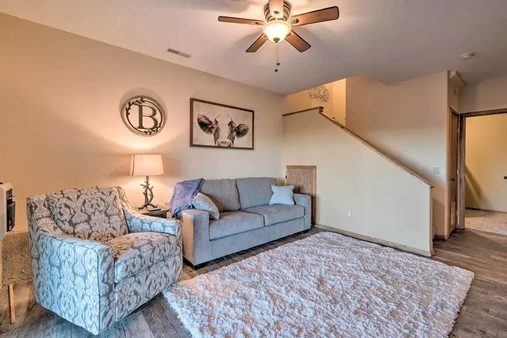 Pet-friendly Branson West Lodge w/ Hot Tub!