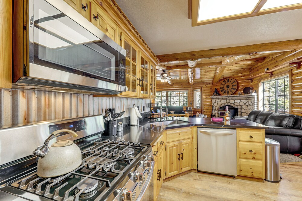 Multiple Decks! Cabin 1 Mi to Big Bear Lake Access