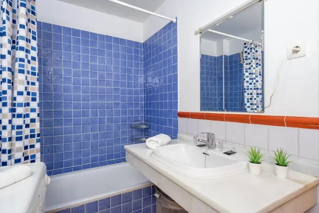 Lovely Flat with Open Pool in El Higueron Ref 106