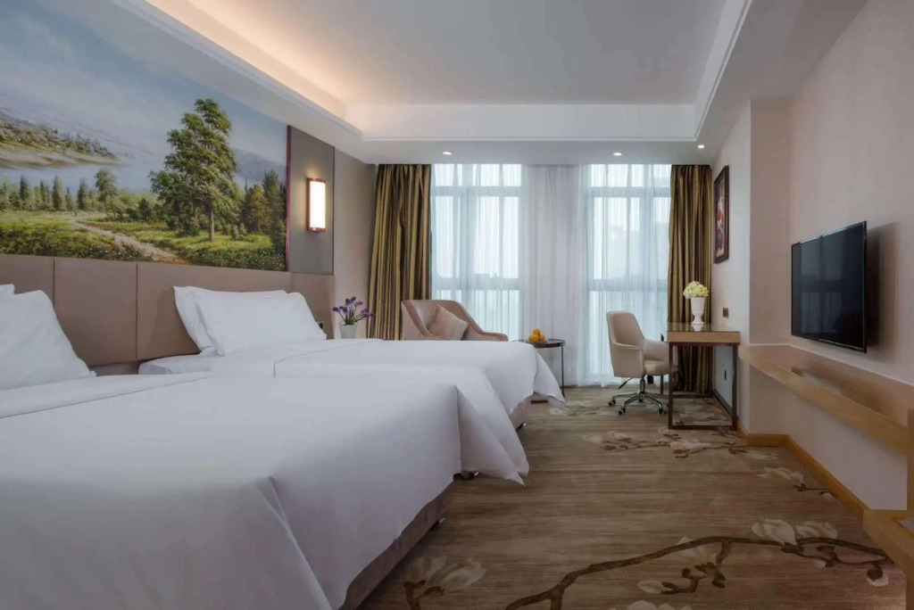 Vienna International Hotel (Huanggang Normal College Ruitian Plaza)