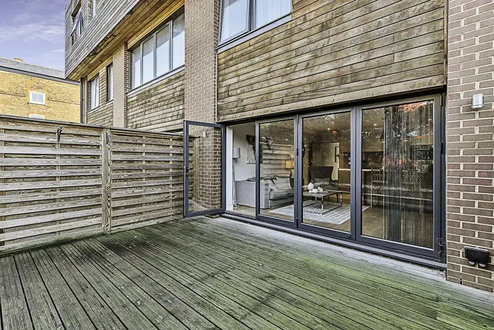 Chic and Contemporary Retreat in Brentford