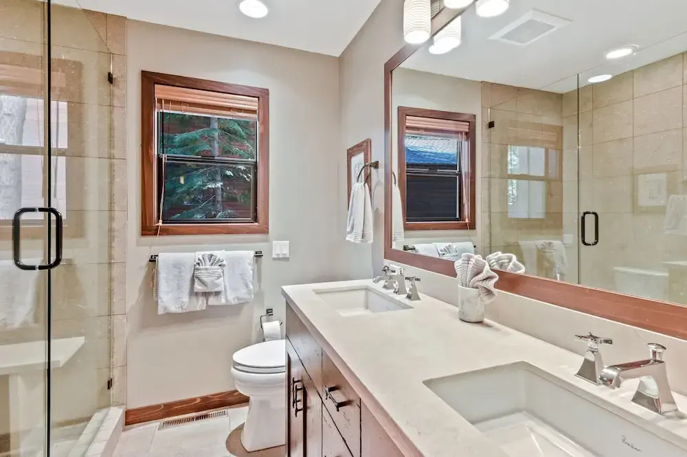 New Listing! Luxe W/ Hot Tub: Comp Shuttle 4 Bedroom Home