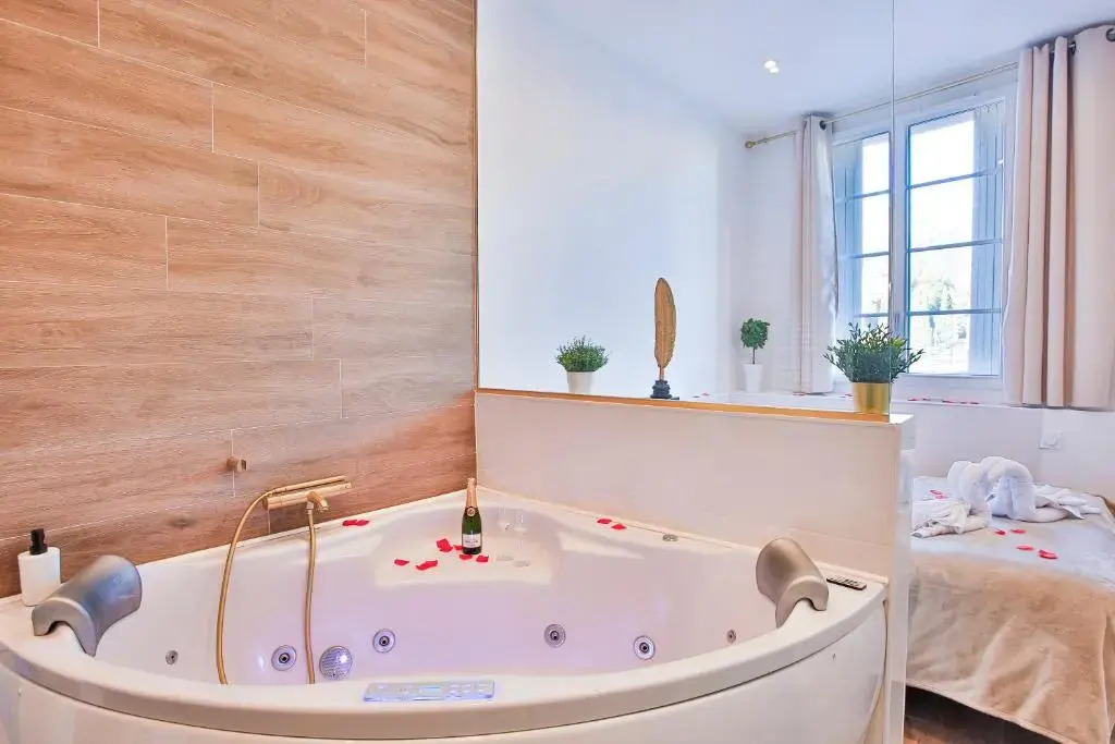 Escapade en Amoureux T2 luxueux, Love Room avec balnéo, 60m gare - hypercentre - La Porte Bleue 4