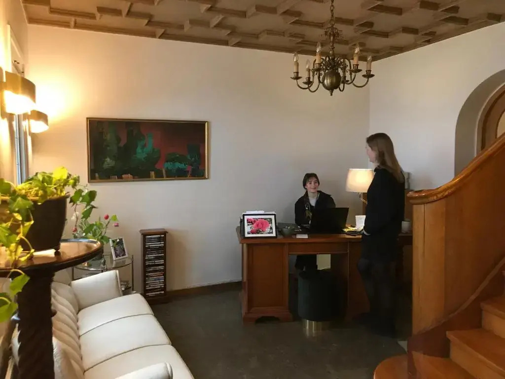 Ewa & Maude Hotel