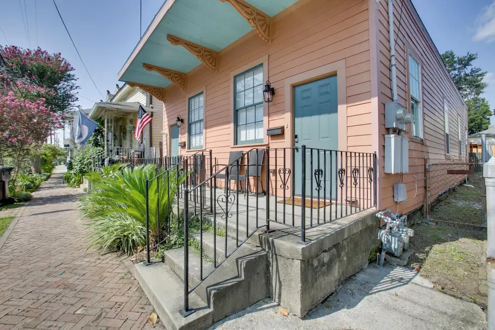 2 Mi to Dtwn: New Orleans Escape!