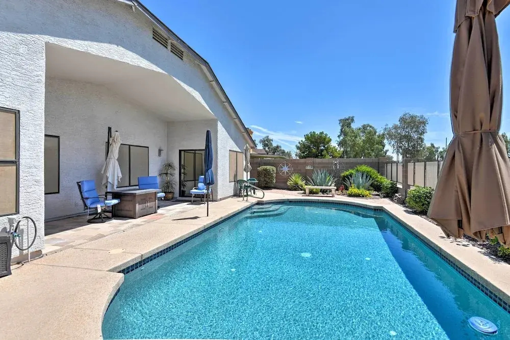 Walk to NFL Games: Glendale Home Near Golf