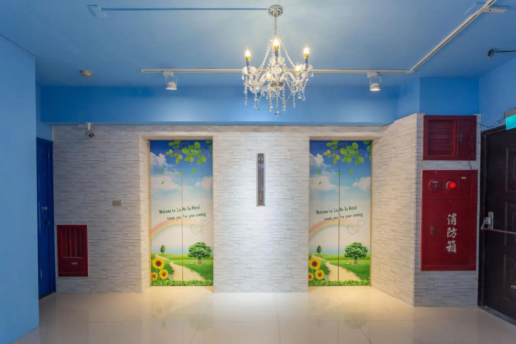 I Hi Hotel Station Building
