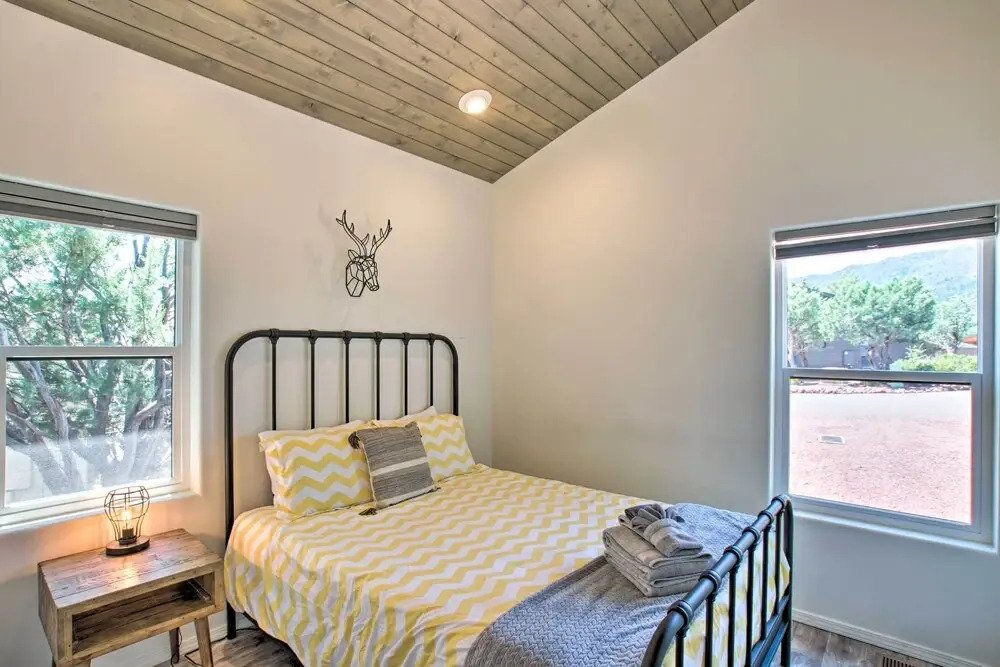 Mountain View Modern Cabin: Luxury Pine Home!