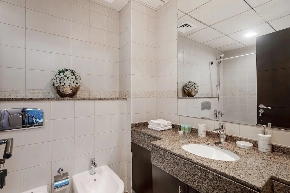 Handsome 1BR in Bay Central Tower