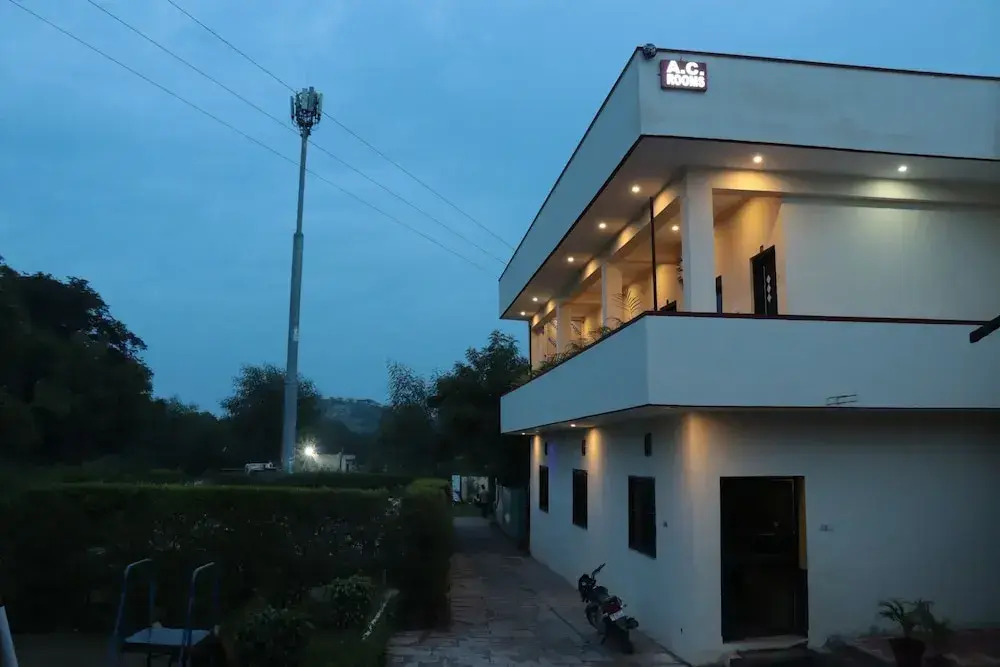 Royal Zayka Hotel & Restaurant