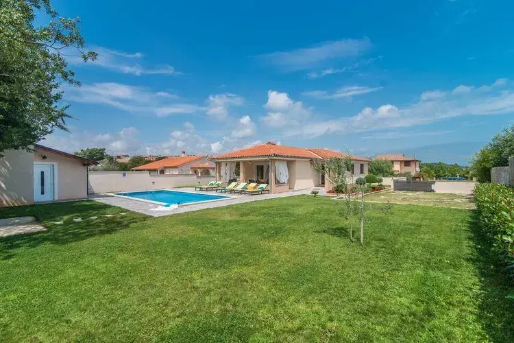 Modern villa at 2km from the sea, with private pool