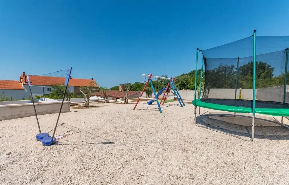 Beautiful Home in Nadin With 5 Bedrooms, Wifi and Outdoor Swimming Pool