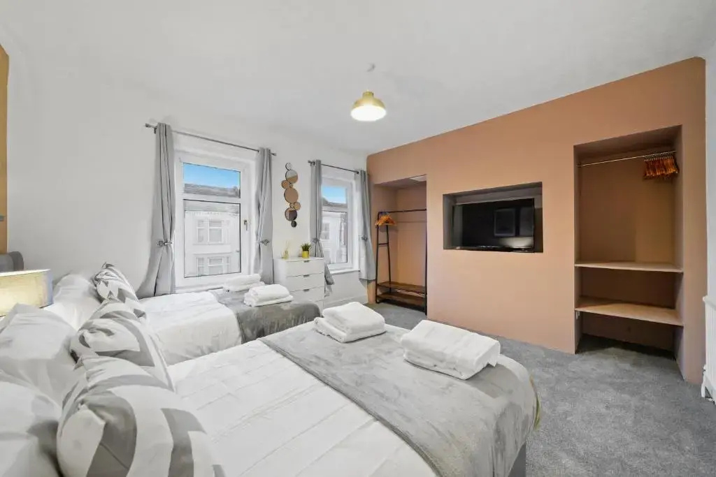 5 Bedroom House with Free Parking, Garden, Super Fast Wifi, Smart TVs with Virgin TV and Netflix by Yoko Property
