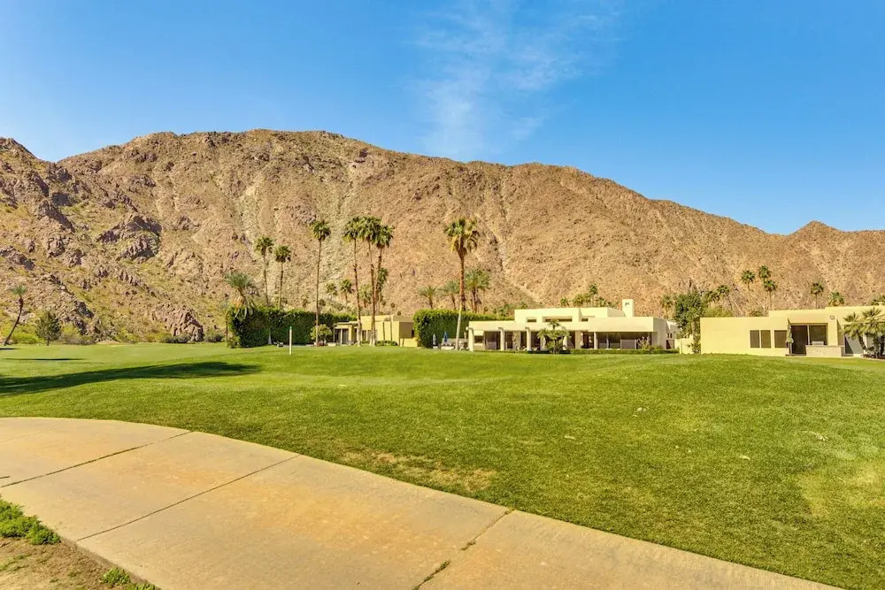 Near Golf: Indian Wells Studio w/ Pool Access