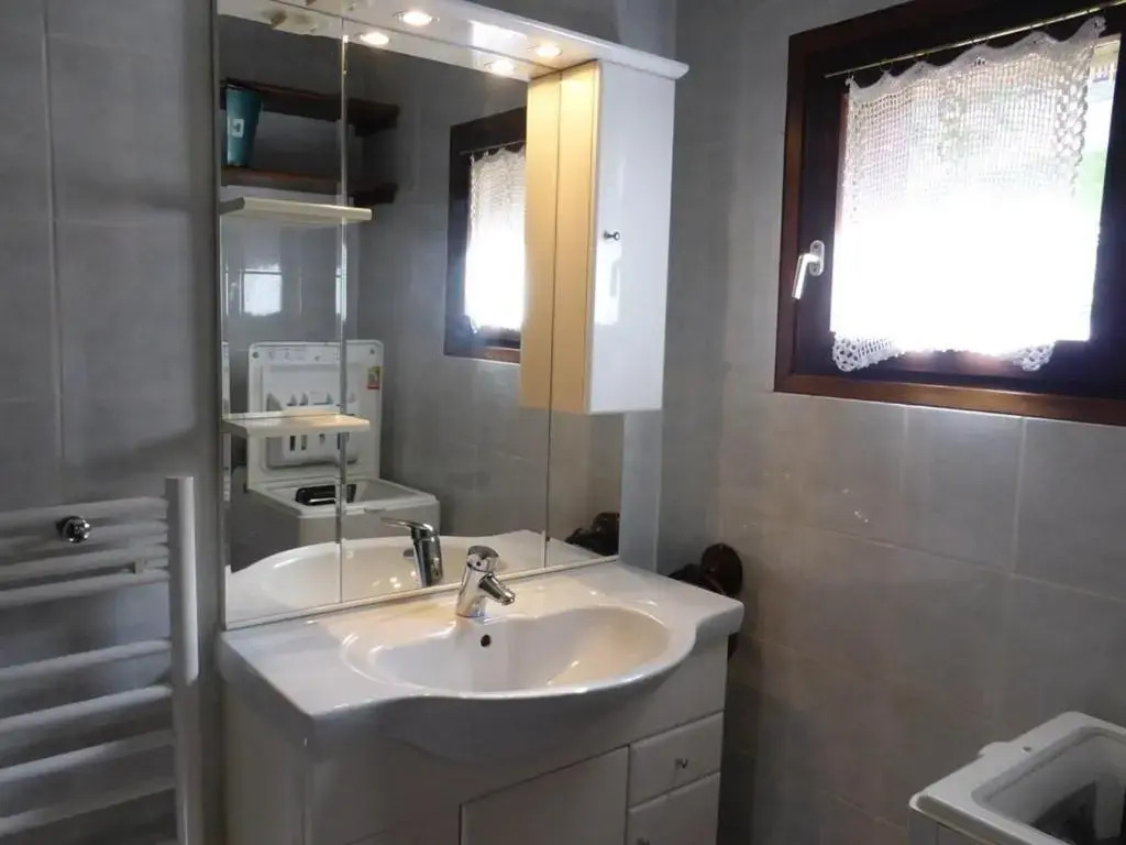 Chalet familial calme pour 7/8 pers, 3 chambres, proche des pistes, bien équipé et animé, 2 étoiles - FR-1-342-212