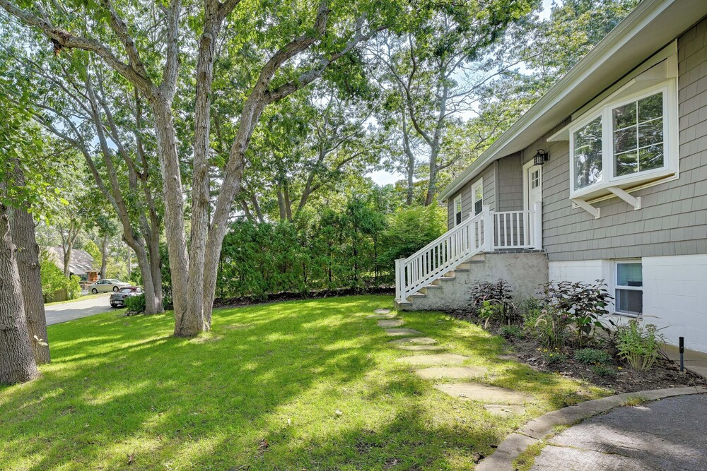 Hampton Bays Retreat: Walk to Squires Beach!