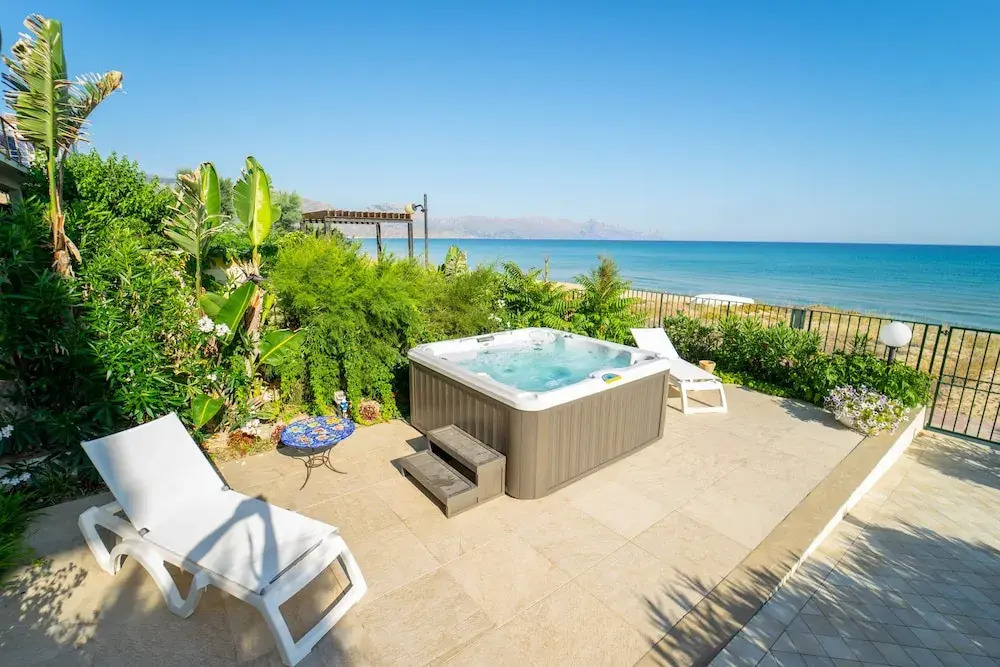 Dune Home, Beachfront Home With Three Bedrooms 9 PAX