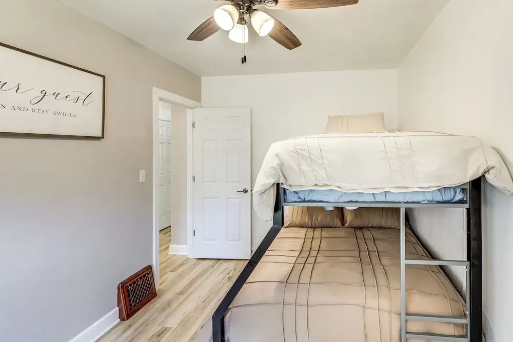 Half-mi to Dtwn Yankton & River: Charming Home!