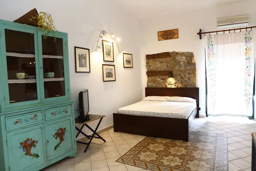 COASTAL Seaview Suite & CENTRAL BALCONY Street View Studio
