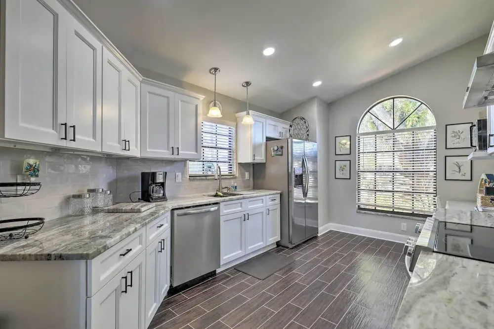 Lakefront Brandon Home w/ Patio & Screened Lanai!