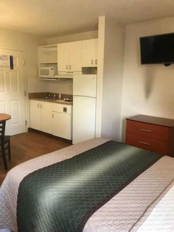 HomeTowne Studios & Suites by Red Roof Charlotte - Concord