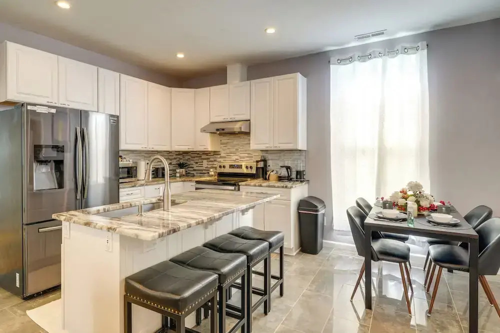 8 Mi to Louisville: New Albany Home w/ Grill!