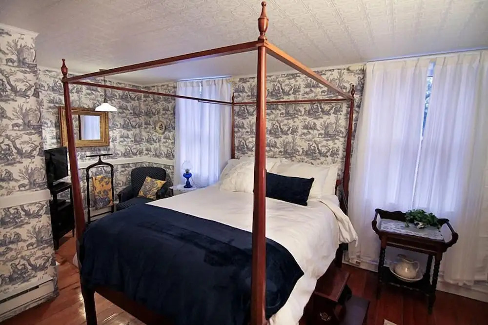 The Laurentide Inn