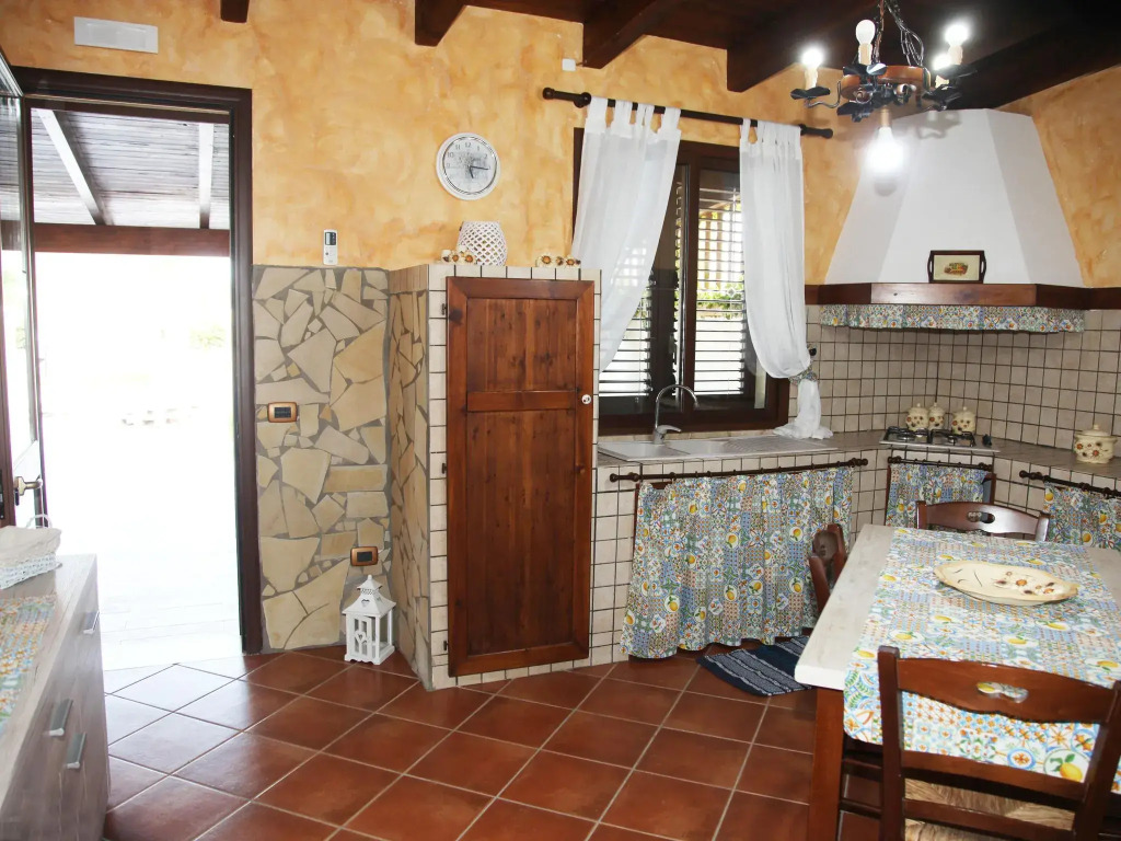 Air-conditioned villa with swimming pool 900 meters from the sea