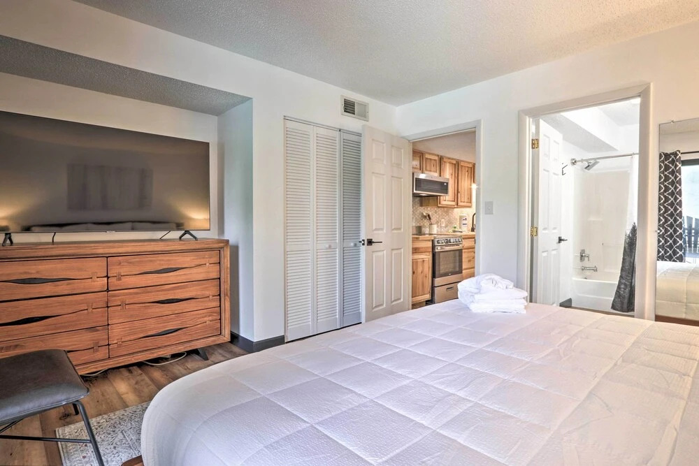 Walk Downtown! Gatlinburg Condo w/ Patio & Pool