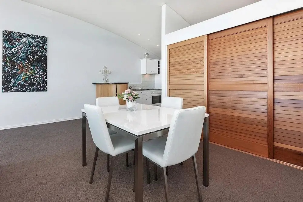 QV Spacious Waterfront Apartment - 748