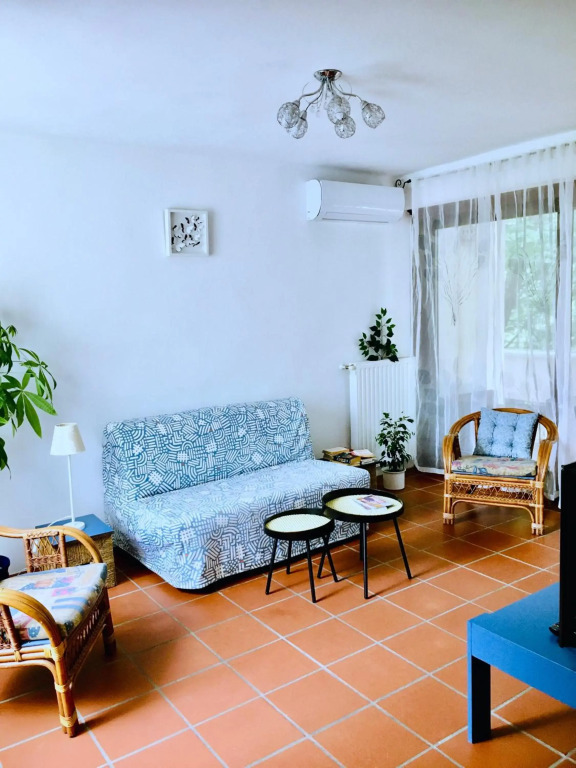 Romantic two bedroom apartment in the hills of Budapest with private parking