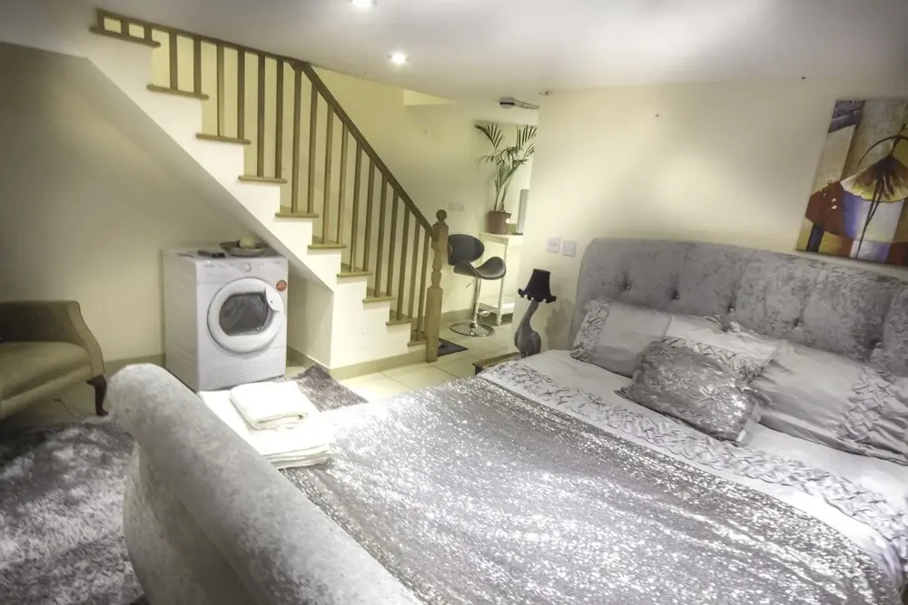 ROCH Lovely Townhouse 4 Bed 2 Bath